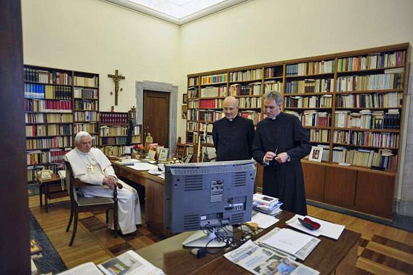 Paus Benedictus XVI en zijn secretarissen Alfred Xuereb en Georg Gänswein