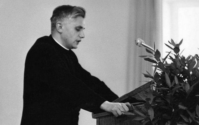 Joseph Ratzinger sprekend als hoogleraar