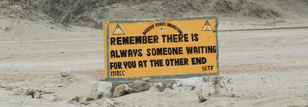 Vous connaissez vos panneaux routiers en France ? Ceux-ci sont de vrais panneaux routiers, rencontr�s pendant notre roadtrip en Inde ! Humour garanti !