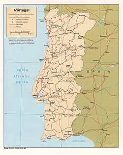 Political and administrative map of Portugal with roads and cities.