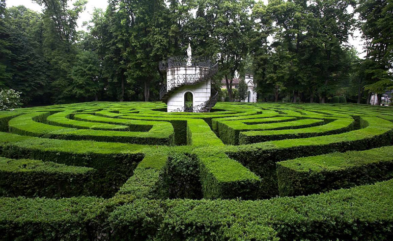 8 Breathtaking Garden Mazes