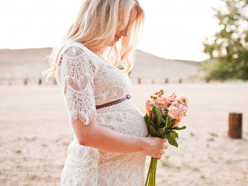 Robe de mariée blanche en dentelle pour enceinte 