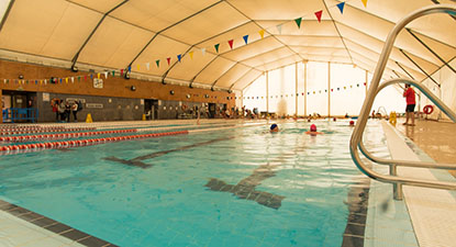 Piscina en las instalaciones deportivas de SADUS de la Universidad de Sevilla