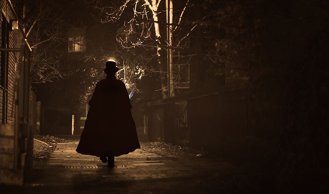 Depiction of Jack the Ripper in a London alley.