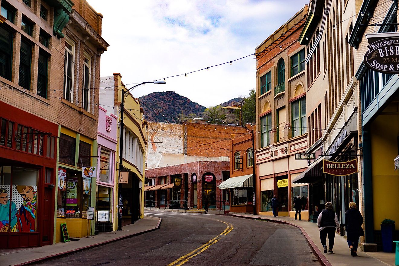 Street view of Bisbee, Arizona. By Chad Johnson - Flickr - CC BY 2.0, Wikimedia Commons.