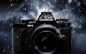 Старый фотоаппарат olympus под дождем