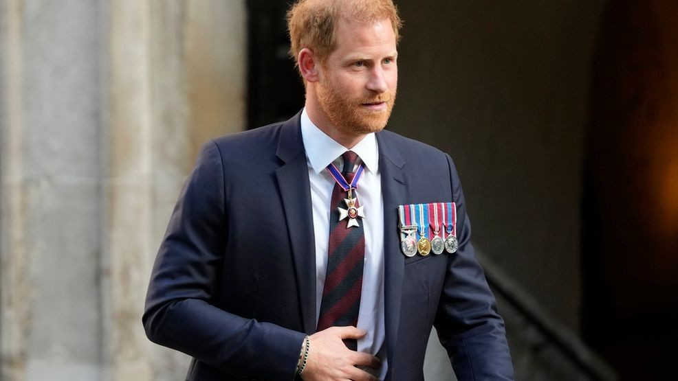 Image for story: Rupert Murdoch's tabloids apologize to Prince Harry, settle privacy invasion lawsuit