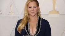 Image for story: Amy Schumer says 'moon face' comments online led to Cushing syndrome diagnosis