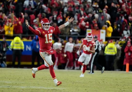 Image for story: The Chiefs advance to 3rd straight Super Bowl, beating the Bills 32-29