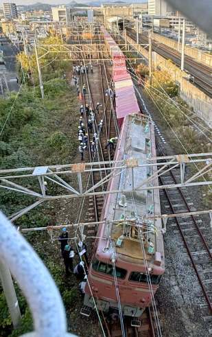 脱線した車両を調べる関係者＝１２日午後４時１０分ごろ、薩摩川内市の川内駅付近