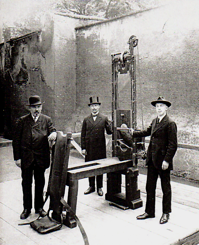 List 100+ Pictures When Was The Last Time France Used The Guillotine ...