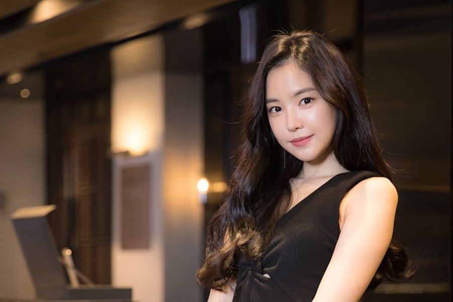 Apink's Son Naeun Says She's Never Dated, Wants To Experience Love In Real Life And On Screen