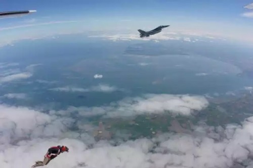 Royal Netherlands Air Force (RNLAF) pilot and skydiver uses “slow-mover” intercept practice to skydive with RNLAF F-16s.
Via Foxtrot Alpha