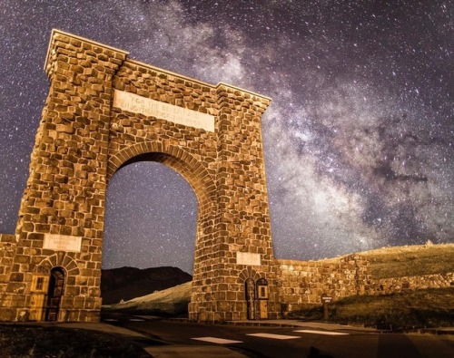 The Milky Way shines brighter above Yellowstone National Park. | 📷: IG user jacobwfrank