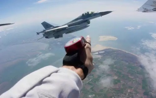 Royal Netherlands Air Force (RNLAF) pilot and skydiver uses “slow-mover” intercept practice to skydive with RNLAF F-16s.
Via Foxtrot Alpha