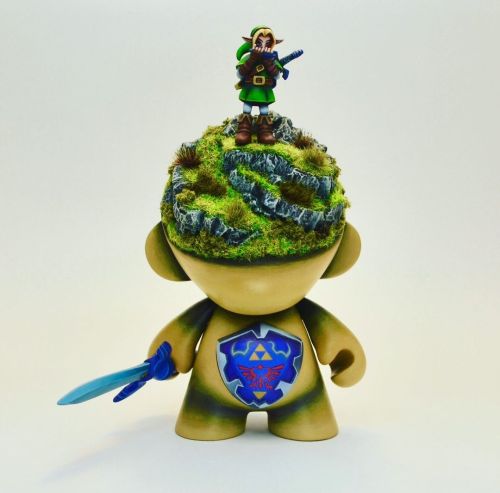 I made this Ocarina of Time Munny Custom for a collector a while back ⚔️ #munnyworld #kidrobot #dunny #designertoys #vinyltoys #toyart #instaart #instaartist #art #painting #legendofzelda #nintendo...