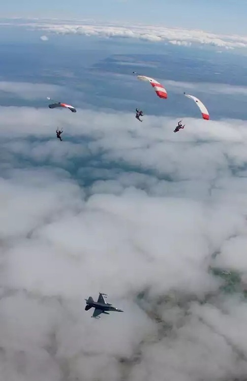 Royal Netherlands Air Force (RNLAF) pilot and skydiver uses “slow-mover” intercept practice to skydive with RNLAF F-16s.
Via Foxtrot Alpha