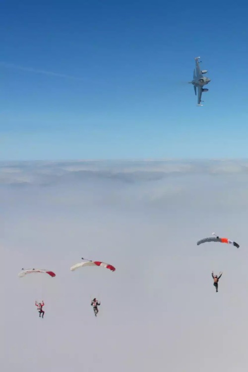 Royal Netherlands Air Force (RNLAF) pilot and skydiver uses “slow-mover” intercept practice to skydive with RNLAF F-16s.
Via Foxtrot Alpha