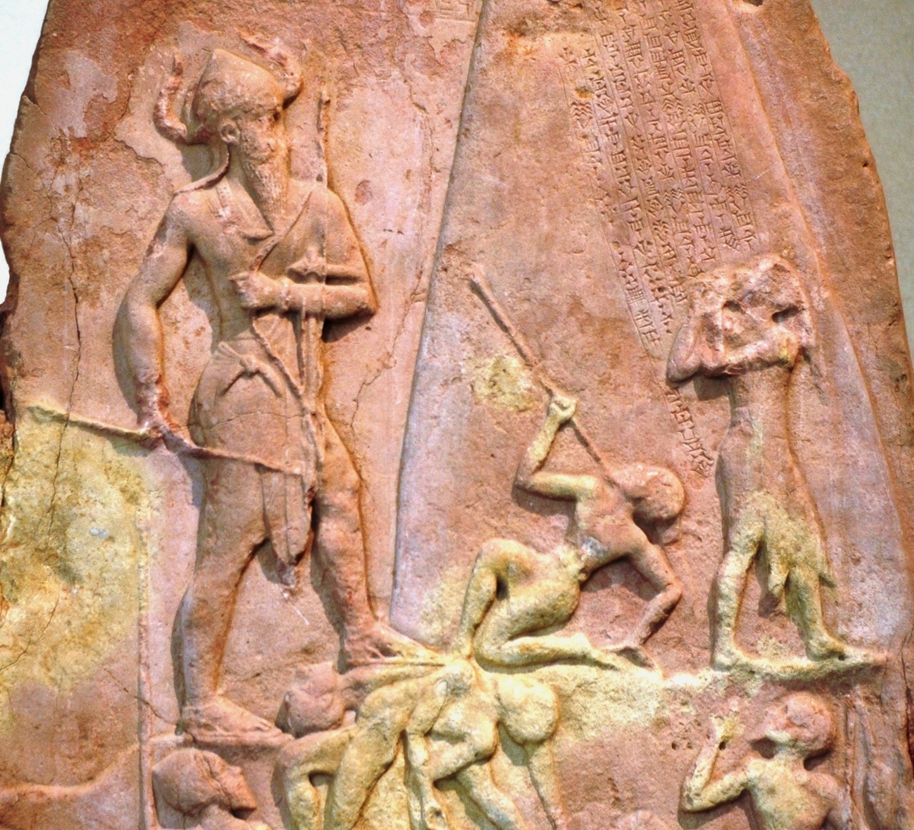 historiai:
“ Détail de la Stèle de victoire du roi Naram-Sin d’Akkad, musée du Louvre. Le souverain domine la scène et porte une tiare à cornes, attribut divin - Detail of the victory stele of King Naram-Sin of Akkad, the Louvre Museum. The sovereign...