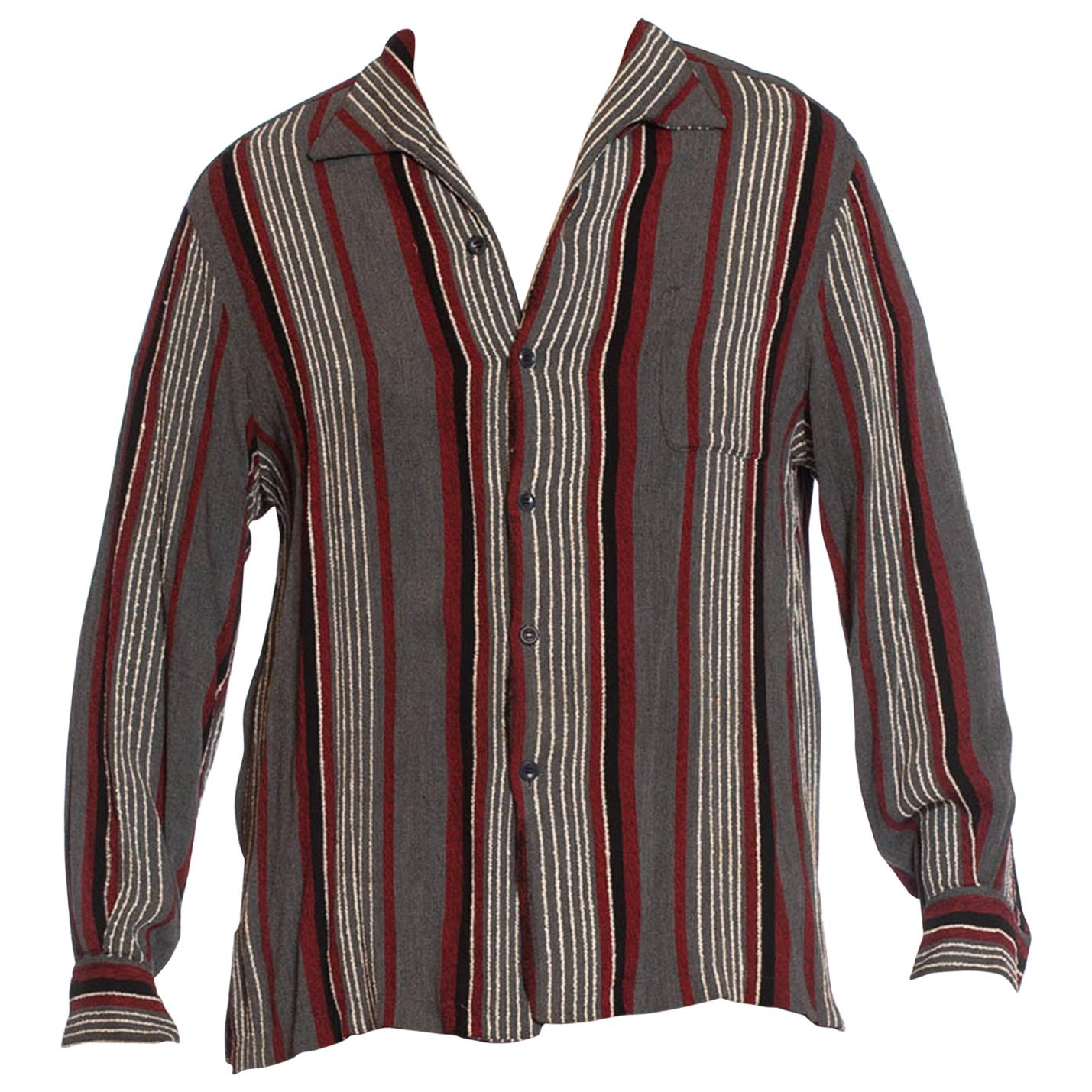 Chemise pour homme des années 1940 en rayonne mélangée noire et grise avec rayures rouges et blanches texturées en vente