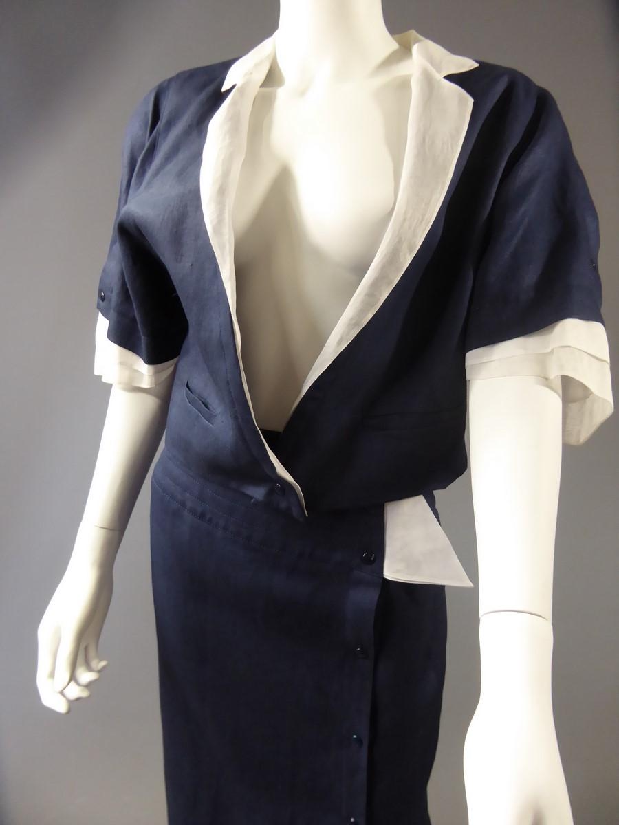 Un tailleur jupe en organza marine et blanc par Claude Montana - Français Circa 1980 en vente 8