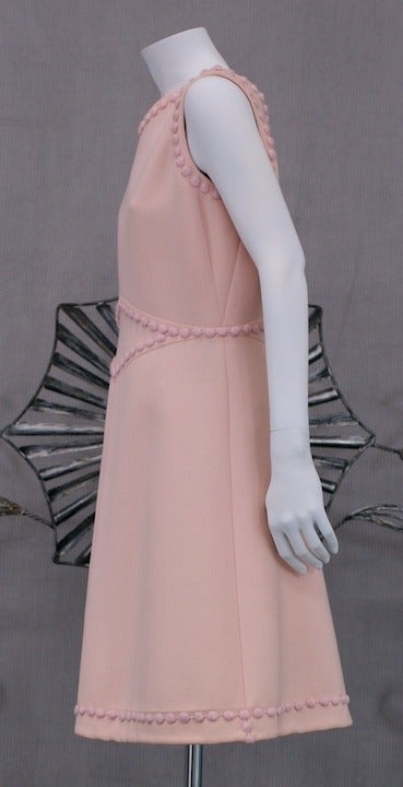 Andre Courreges Haute Couture Mod Mod rose pâle, robe en laine appliquée, milieu des années 1960. Utilisant les coutures et les broderies exclusives de Courreges. Excellent état, France des années 1960.
longueur 38 