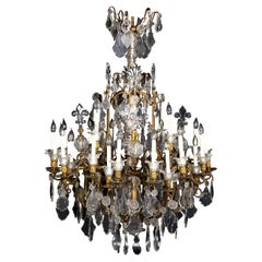 A.I.C. Mtd. en bronze doré du 19ème siècle. Lustre à plusieurs bras en cristal de Baccarat, avec fleur de Lis