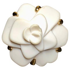 An original CHANEL camelia agate ring done in 18K yellow gold. All makers marks 