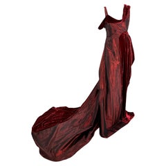 Robe asymétrique John Galliano en velours irisé et satin bourgogne avec traîne, A/H 2006