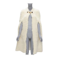 CÉLINE Phoebe Philo 2010 Runway cape en peau de mouton crème avec boucle dorée FR36