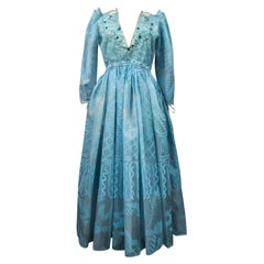 Zandra Rhodes Abendkleid aus bedrucktem Organza – Fortuny-Einfluss – um 1980