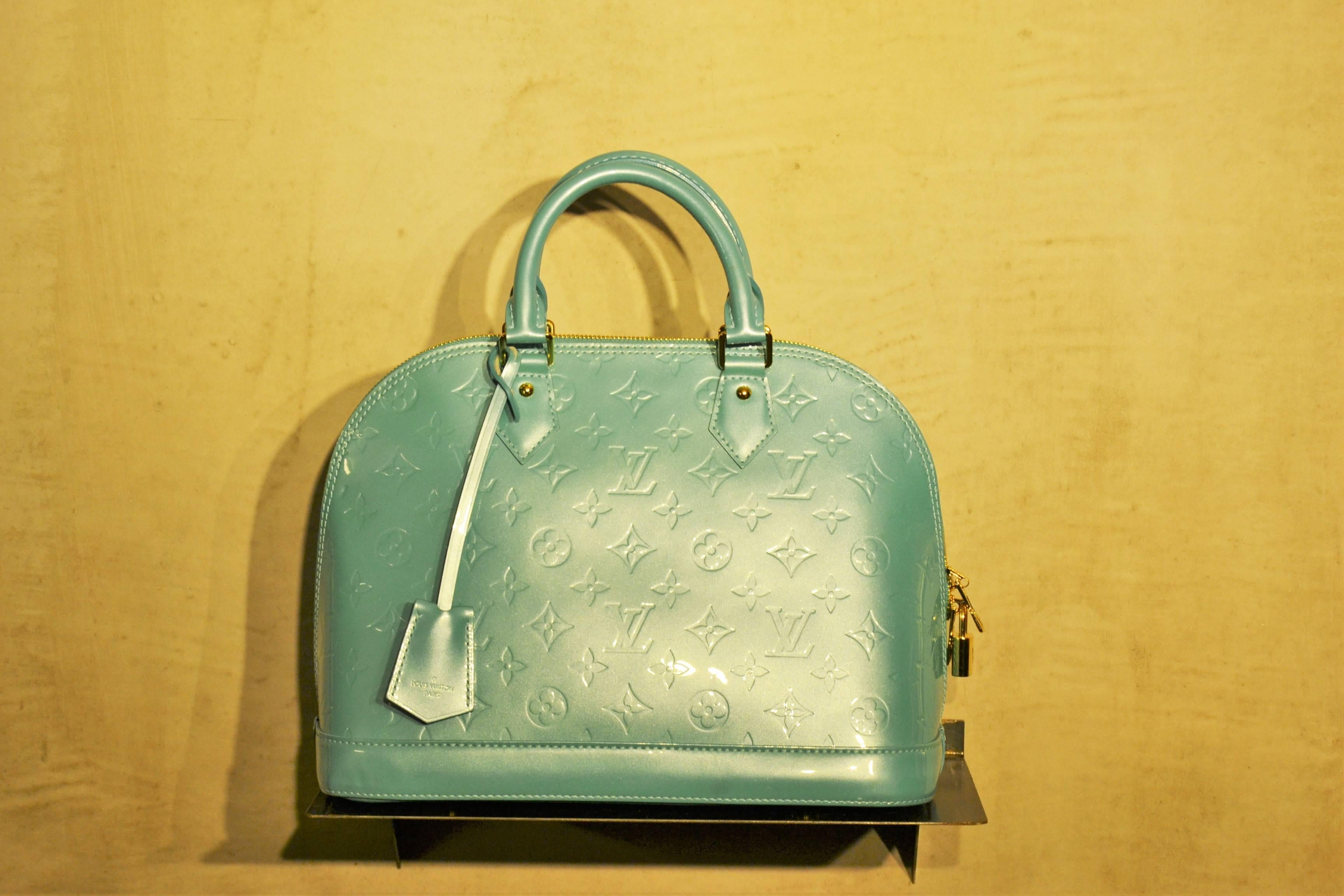 Women's 2000s Louis vuitton light green alma bag