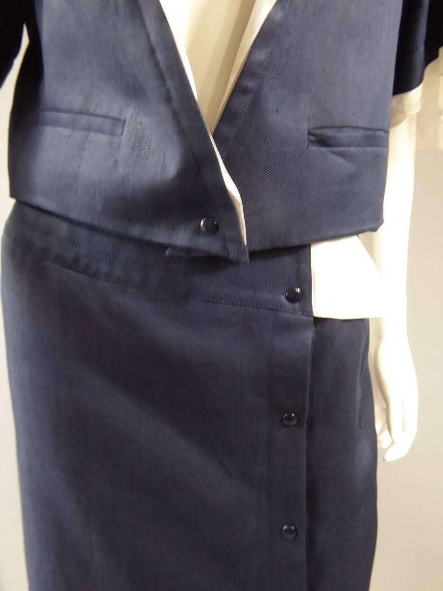 Un tailleur jupe en organza marine et blanc par Claude Montana - Français Circa 1980 en vente 1