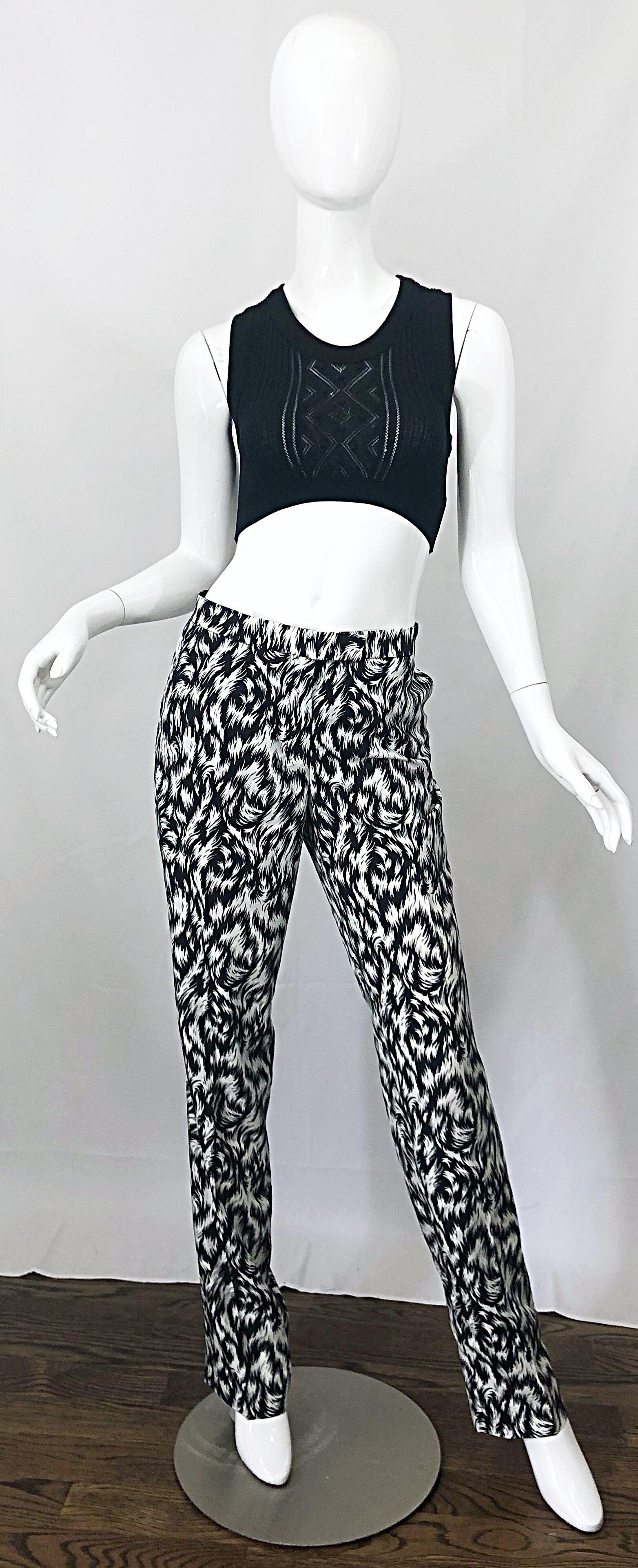 New DEREK LAM black and white abstract feather print pajama style low rise silk pants! Features a flattering allover feather print. Sit low on the waist, with pockets at each side of the hip. Double button closure at waistband with zipper fly. Can