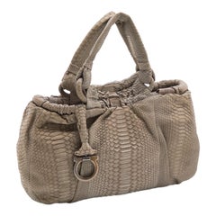 SALVATORE FERRAGAMO Sac fourre-tout à poignée supérieure en peau de serpent python taupe mat exotique