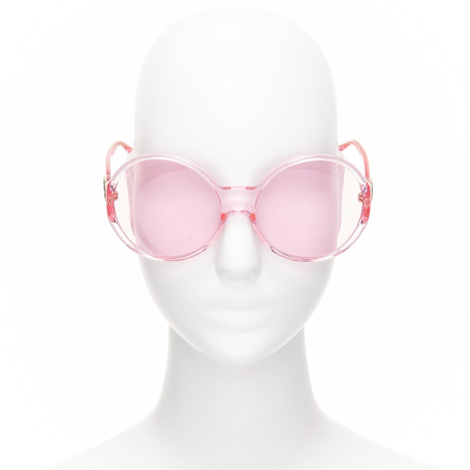 GUCCI Alessandro Michele GG0954S pink hue round frame oversized sunnies
Reference: TGAS/D01038
Brand: Gucci
Designer: Alessandro Michele
Model: GG0954S
Material: Acetate
Color: Pink, Gold
Pattern: Solid
Lining: Pink Acetate
Extra Details: Logos at