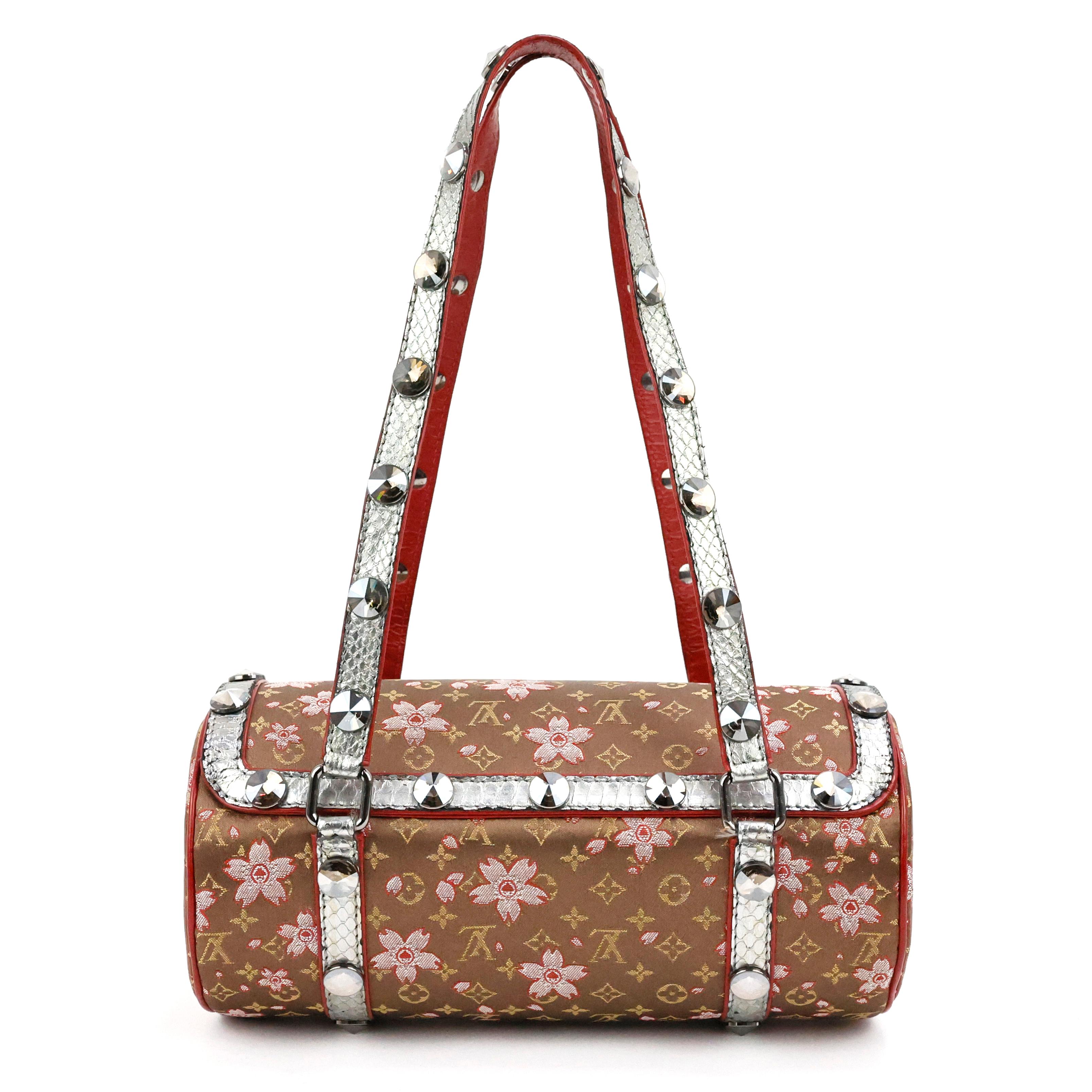 Rare Louis Vuitton Takashi Murakam Cherry Blossom Papillon monogram bag in satin and python leather.

Condition:
Really good.

Packing/accessories:
Box, shopping bag, dustbag.

Measurements:
21,5cm x 10cm x 10cm 