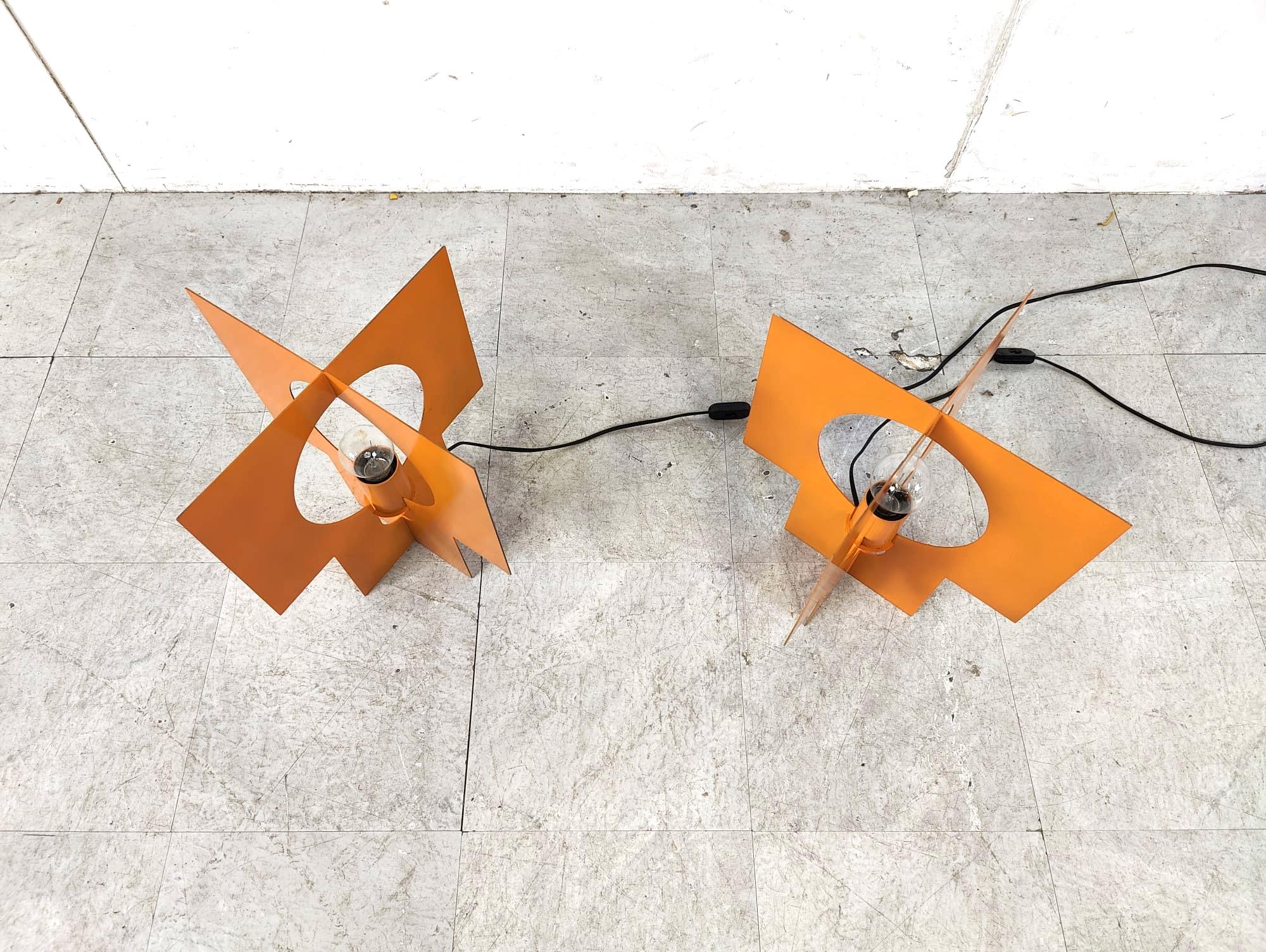 Pareja de lámparas de mesa de metal naranja de la era espacial, fabricadas en Italia en los años sesenta.

Un par de lámparas muy chulas con un diseño atractivo y un bonito color naranja vibrante.

probado y listo para usar

años 60 -