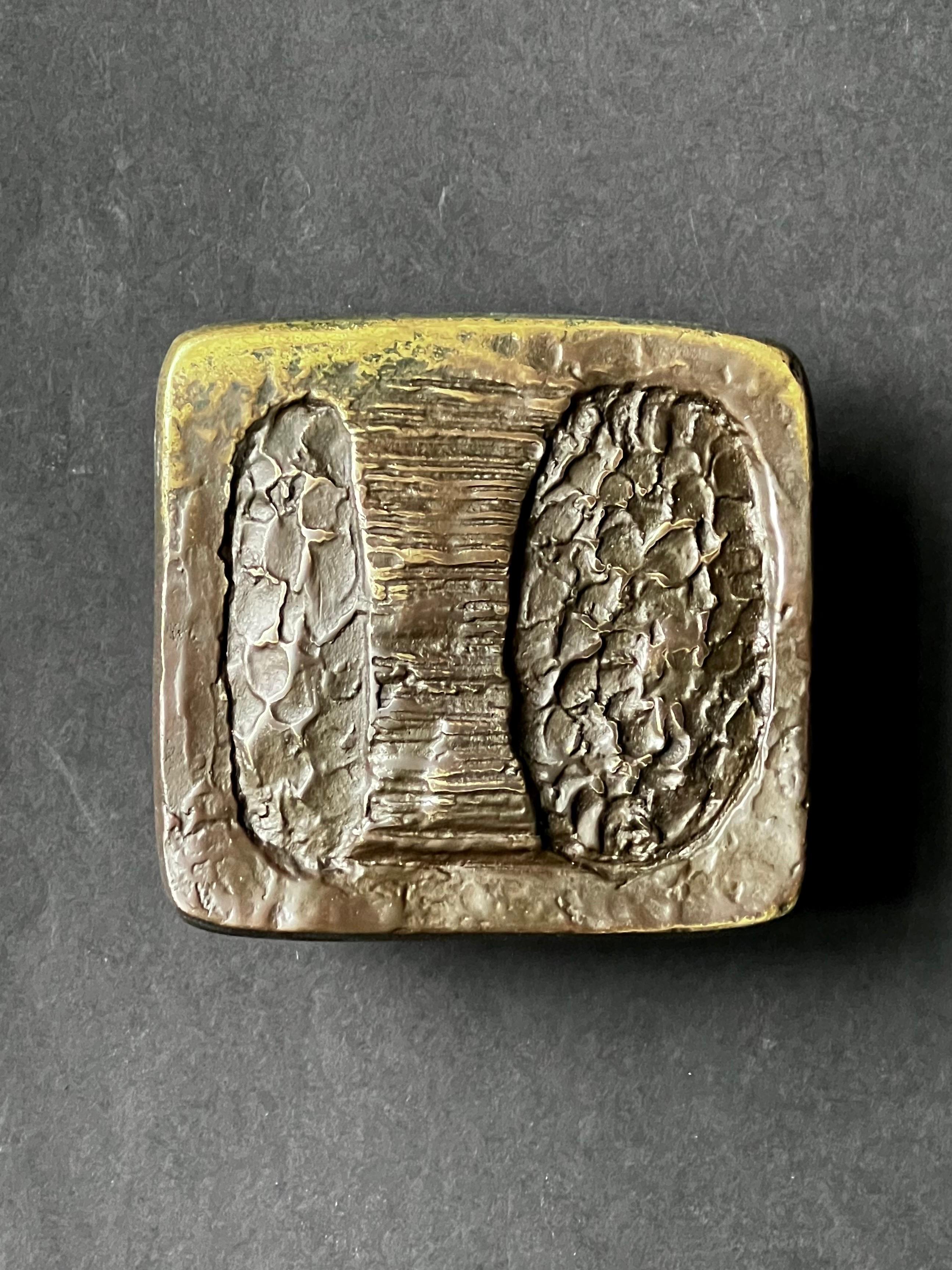 Poignée de porte à pousser ou à tirer en bronze, sculpturale, avec un relief abstrait. Allemagne, seconde moitié du XXe siècle (probablement années 1970).

Pièce lourde, en métal moulé, avec de très beaux changements de tons dus à l'utilisation ;