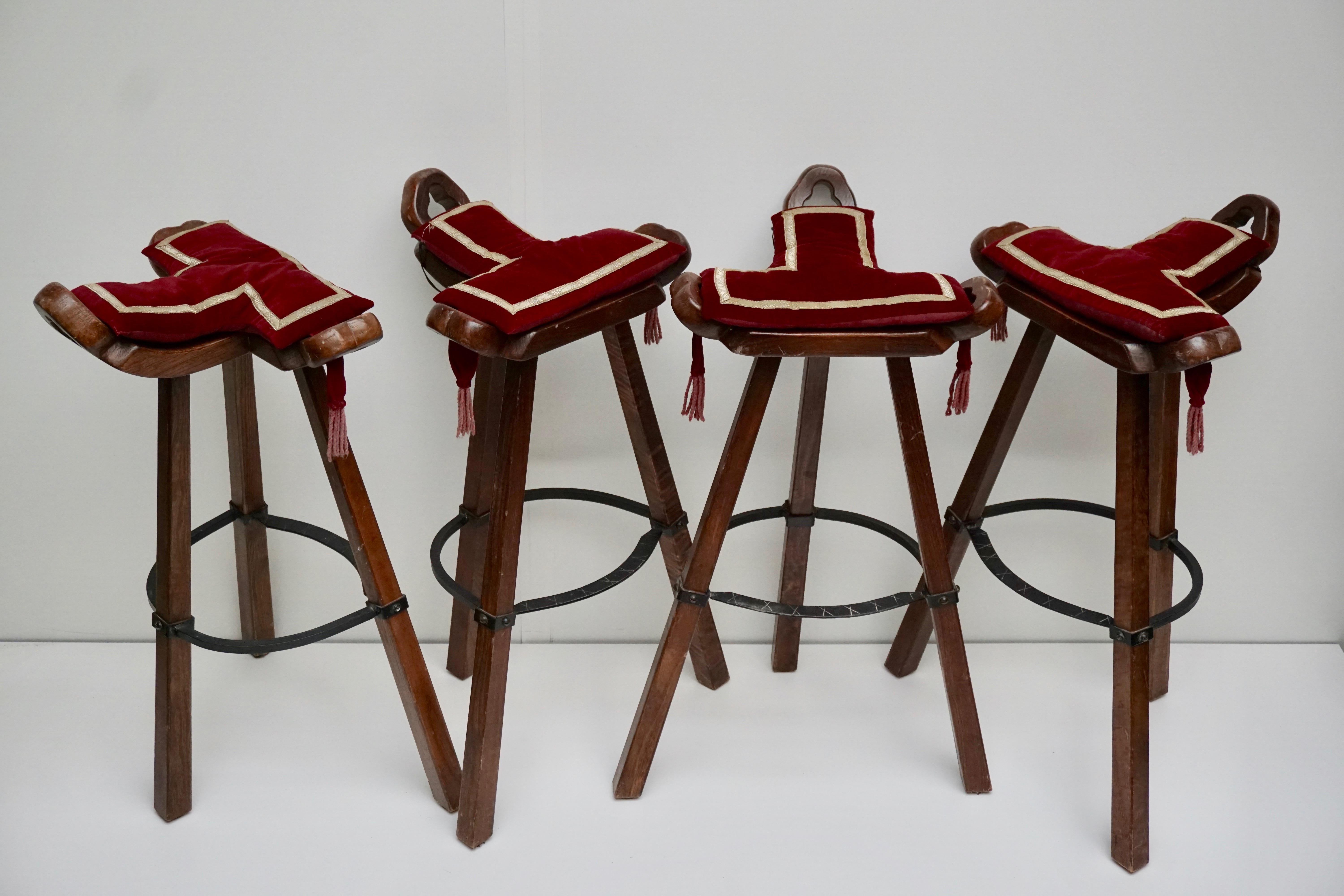 Ensemble de 4 tabourets de bar à trois pieds de style Brutalist de Sergio Rodrigues en chêne foncé avec repose-pieds en fer.

Ensemble de quatre tabourets de bar 