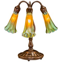 Lámpara de sobremesa de tres lirios en bronce y favrile estilo Tiffany Studios