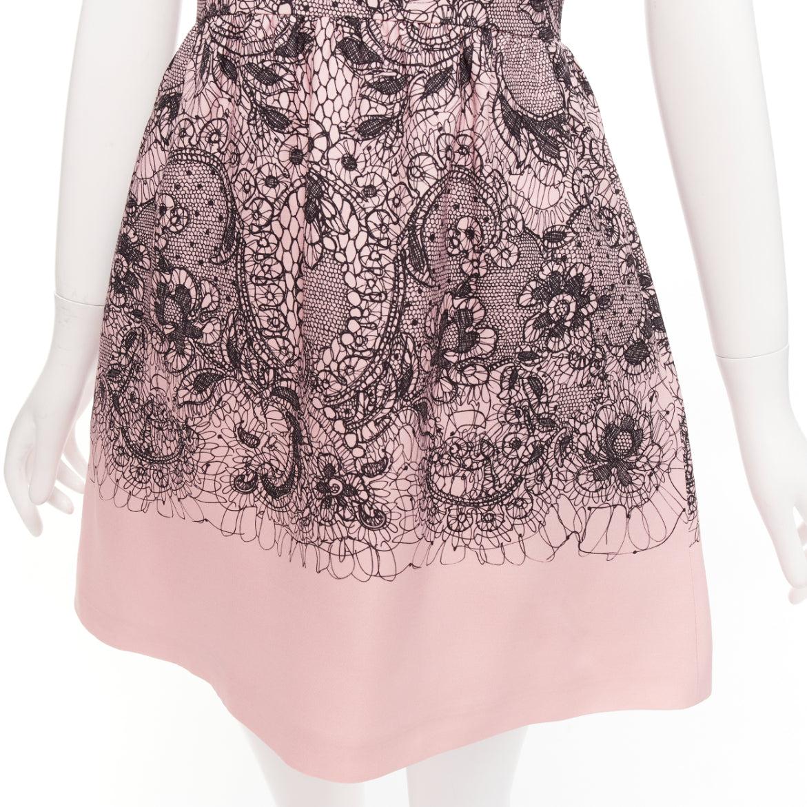 VALENTINO Rosa Schurwolle Seide Schwarz Scribble Spitze Tromp Loeil Kleid IT40 S
Aktenzeichen: LACG/A00401
Marke: Valentino
Designer: Pier Paolo Piccioli
MATERIAL: Schurwolle, Seide
Farbe: Rosa, Schwarz
Muster: Spitze
Verschluss: