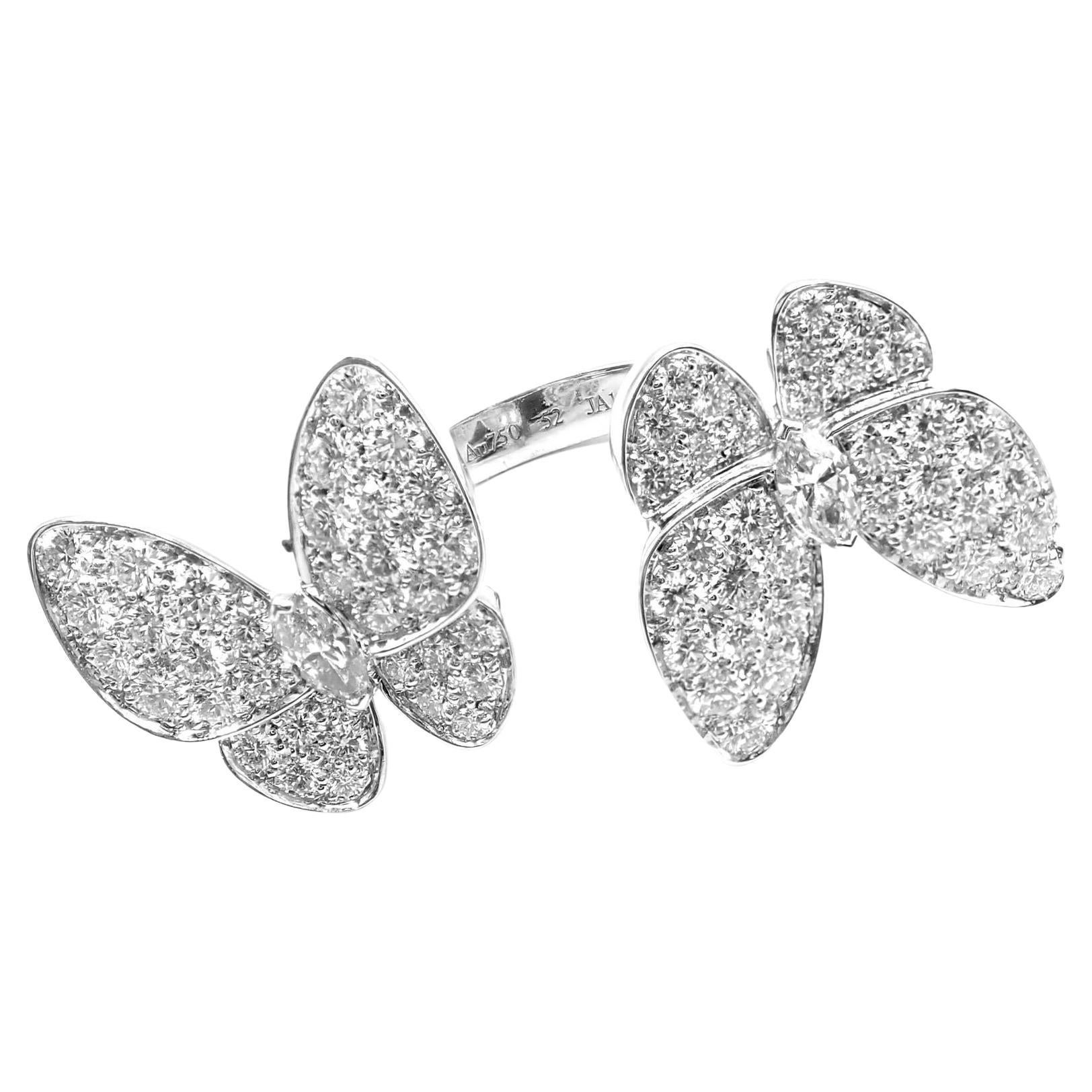 Anillo Van Cleef & Arpels de Oro Blanco con Dos Mariposas de Diamantes entre los Dedos