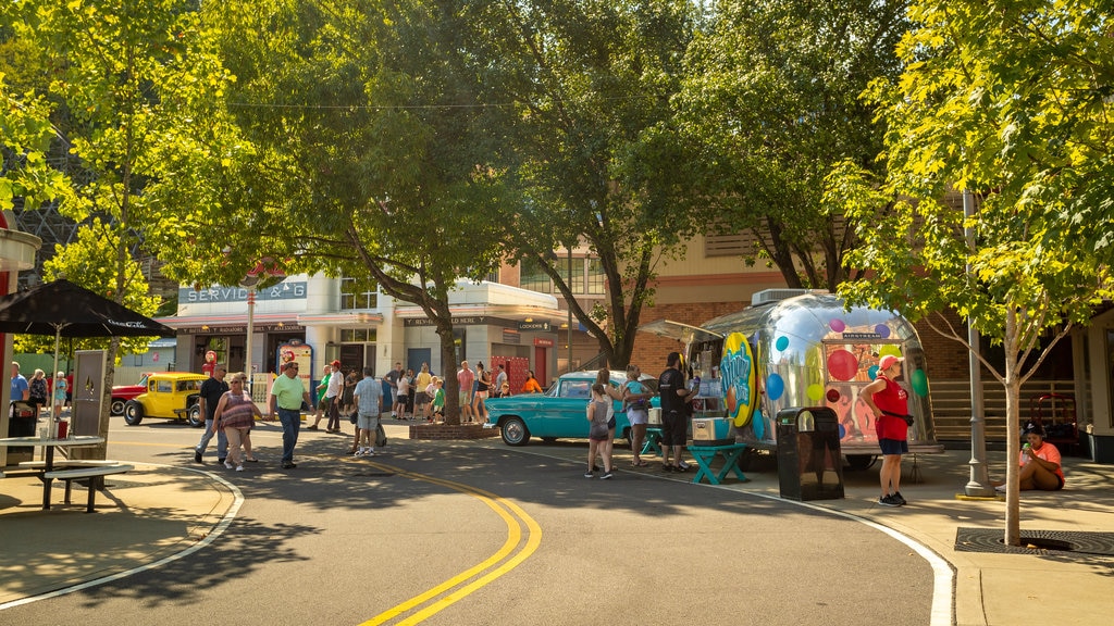 Dollywood showing street scenes