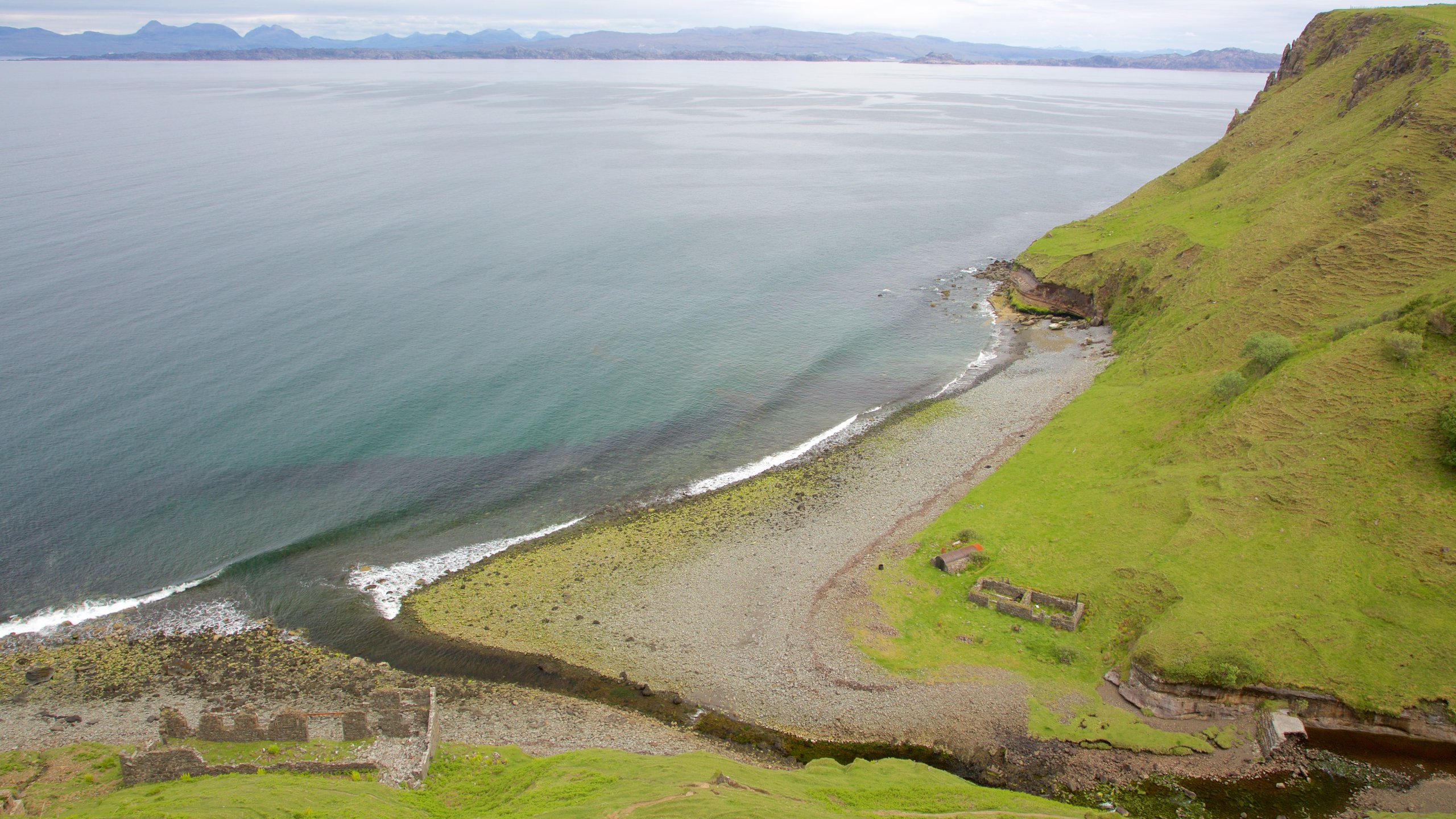 Portree featuring general coastal views, rocky coastline and a ruin