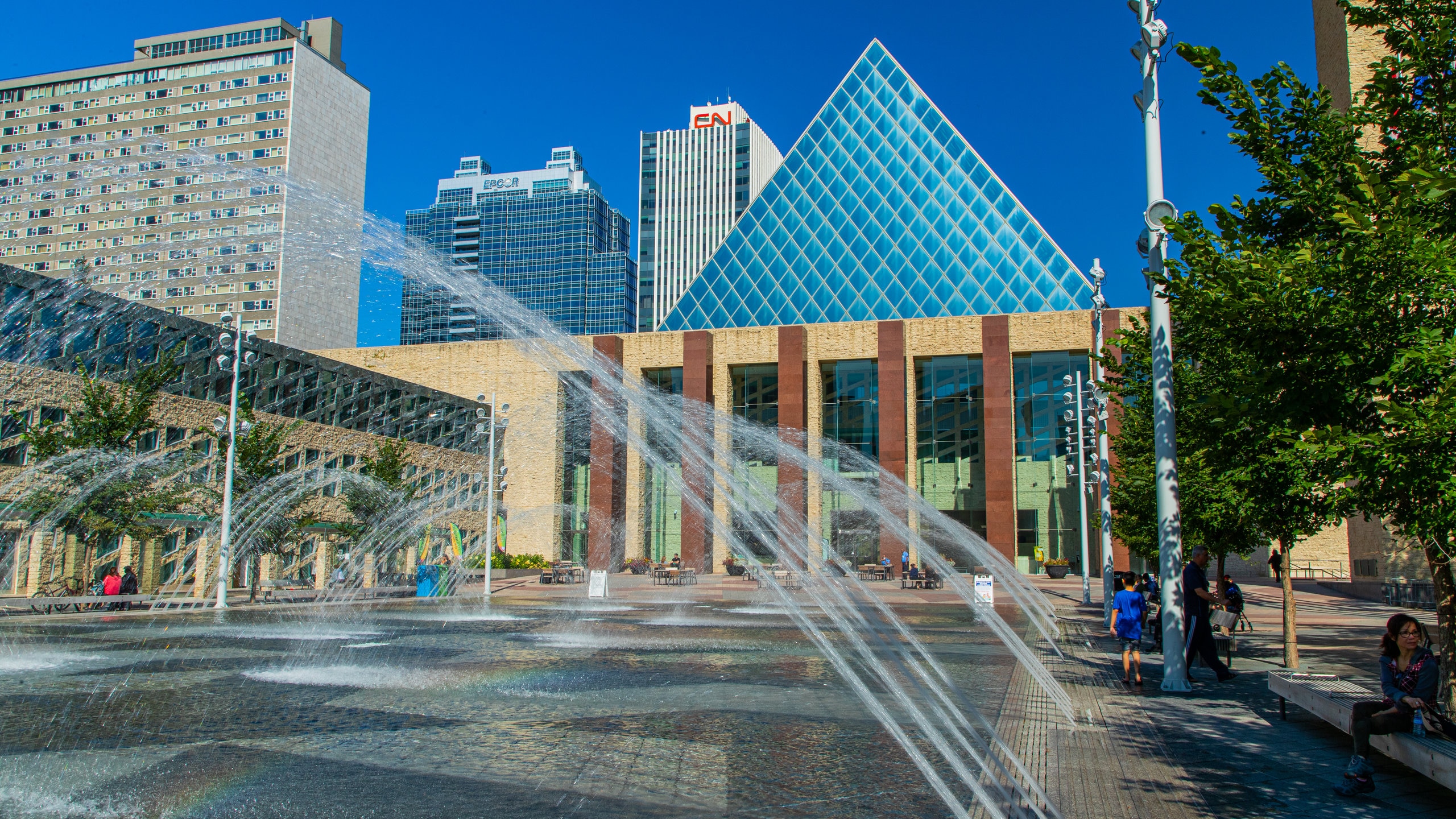 Edmonton City Hall showing a fountain and a city