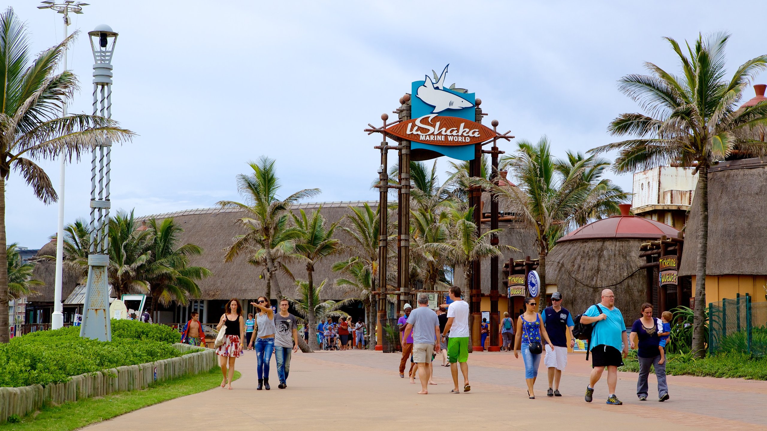 uShaka Marine World mettant en vedette signalisation et balades aussi bien que important groupe de personnes