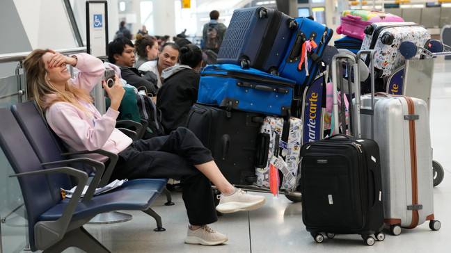 Power outage cancels, diverts flights at New York's Kennedy Int'l Airport