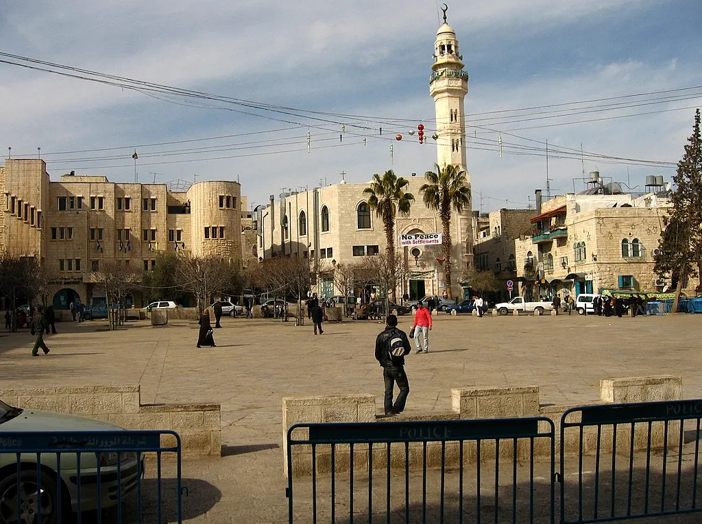 Manger Square and the Mosque of Omar in Bethlehem, West Bank (CC BY-SA 4.0/adriatikus)
