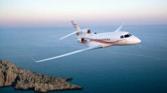 Le jet privé Dassault Falcon 7x qui vole au-dessus de la mer